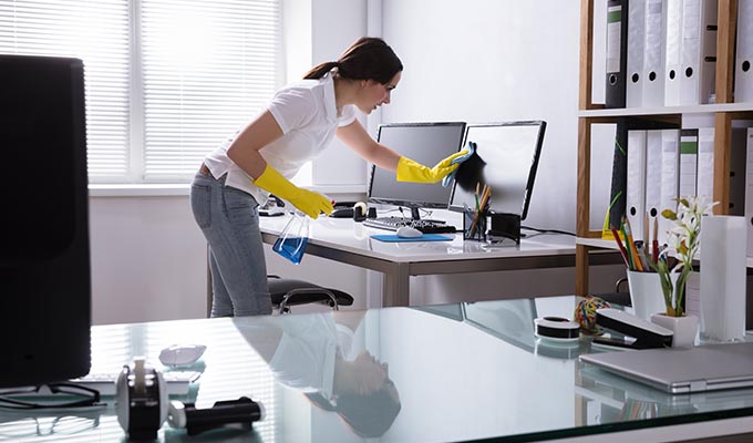 cleaning company in Nottingham, women cleaning an office.